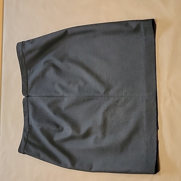 Michael Michael Kors Size 6 Gray Front Slit Mini Skirt, Gently Used Condition - Picture 11 of 12